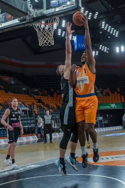 福斯特领衔 福斯特领衔