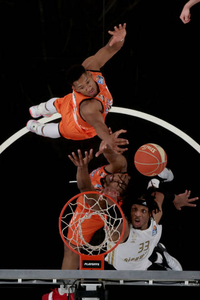 屡陷入被动 屡陷入被动